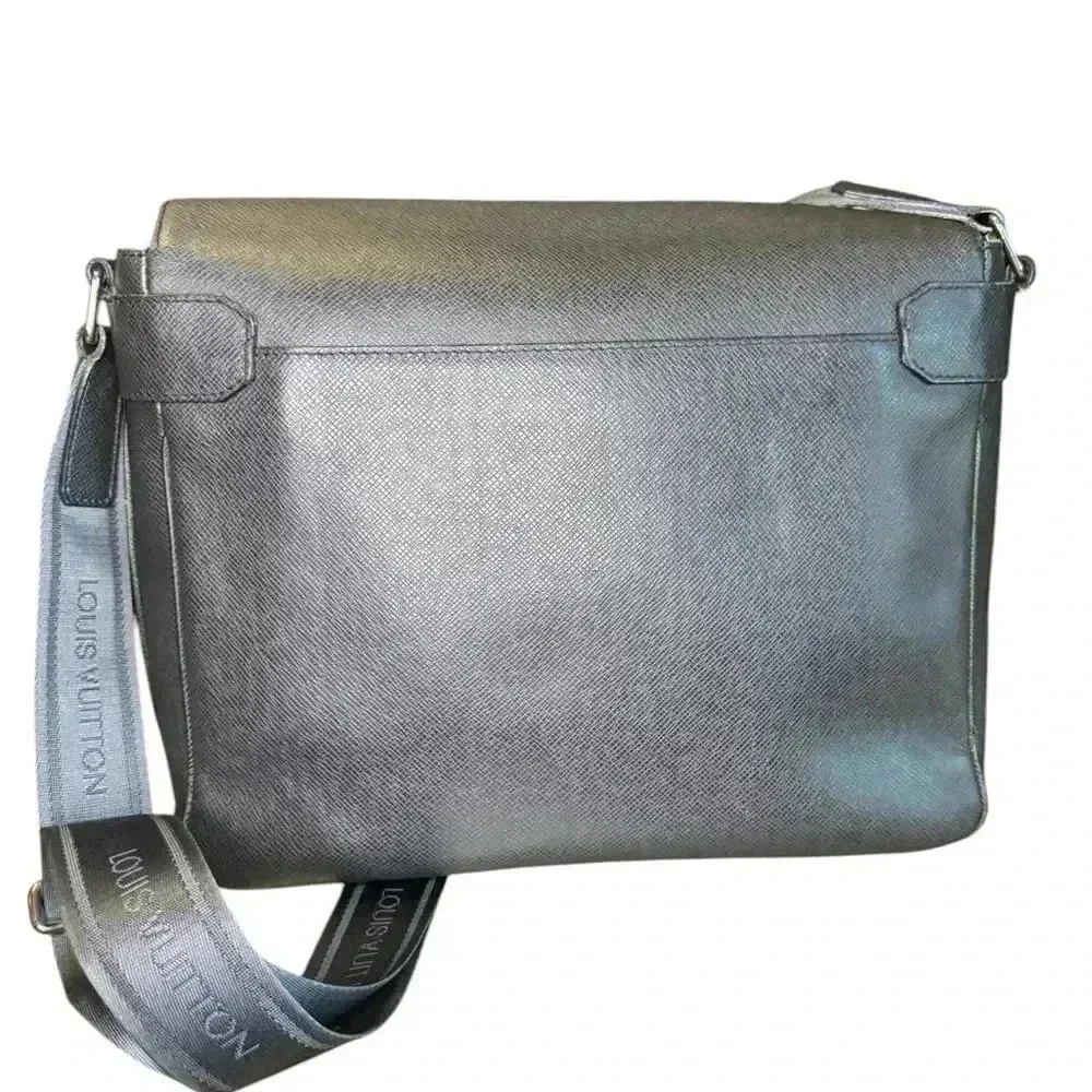 Louis Vuitton Taiga Roman MM Shoulder Bag Messager  Crossbody Bag.